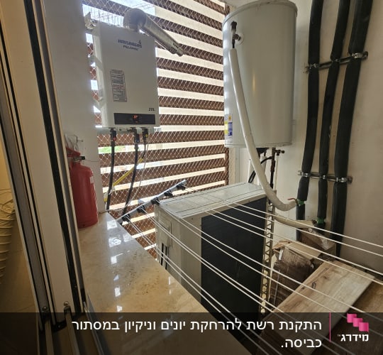 מערכת חימום מים עם צינורות ומיכל גדול